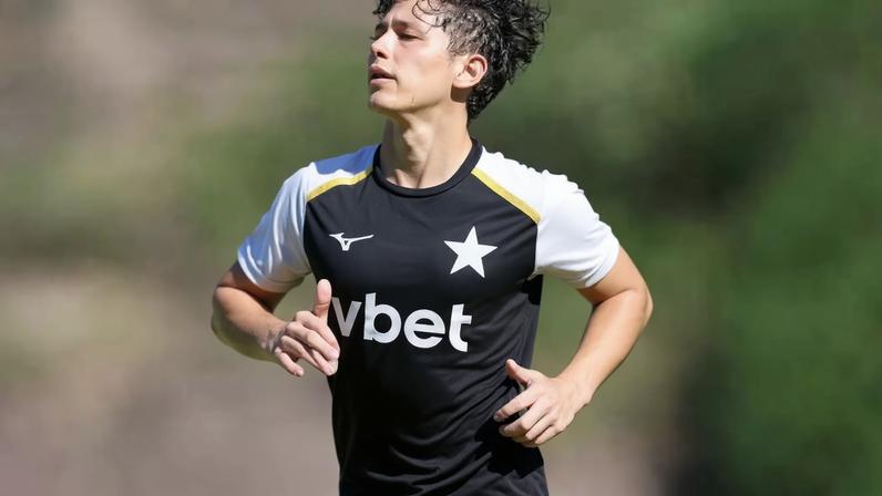 Volante Arthur Novaes em treino com profissionais –