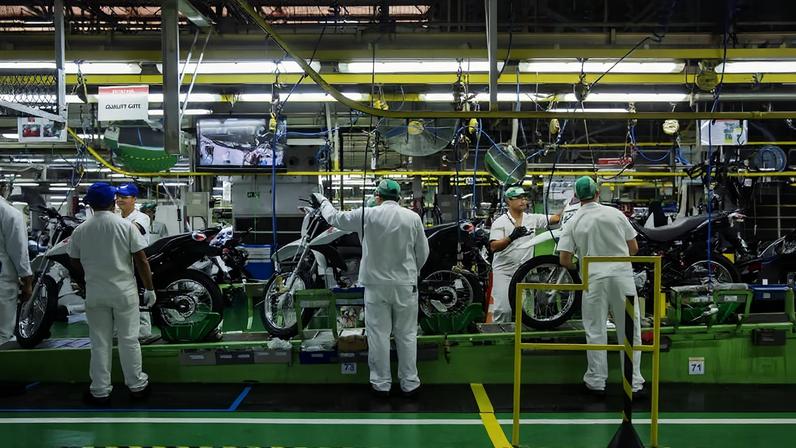Trabalhadores em linha de montagem de motos na fábrica da Honda, no distrito industrial da Zona Franca Manaus