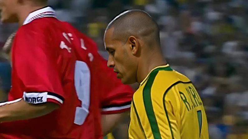 Brasil x Noruega na Copa: há 28 anos, jogo teve triste coincidência com morte precoce de cantor; famoso lutou por 2 meses contra doença rara e agressiva - na foto, Roberto Carlos deixa o campo após derrota de 2x1.