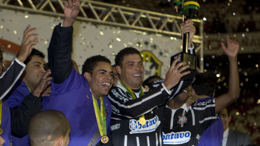 Do pênalti em Tinga ao “põe no DVD”: a história de Corinthians x Inter