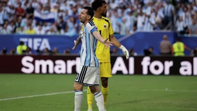 Lionel Messi abriu o placar para a Argentina no primeiro tempo e deu assistência para o gol da vitória em cobrança de escanteio –