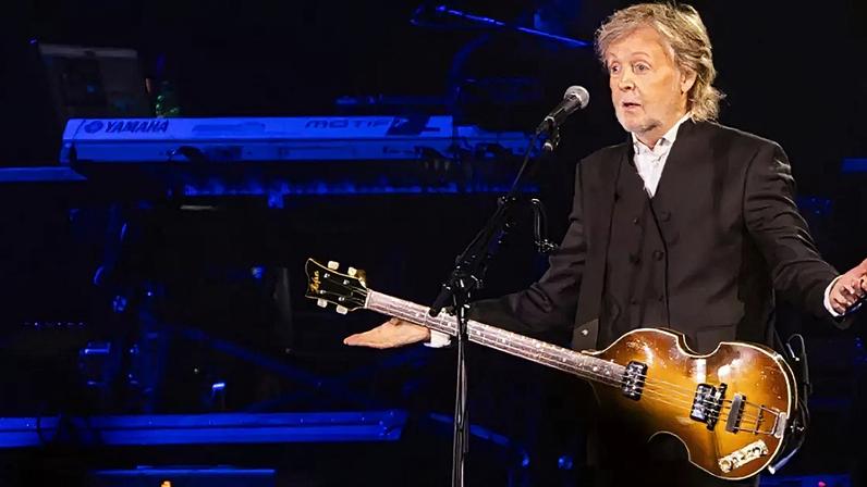 Paul McCartney toca hit dos Beatles após 60 anos no casamento de Taylor Swift