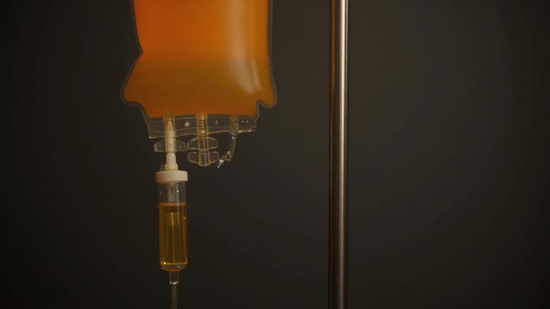 Enfermeira prepara infusão para paciente em hospital