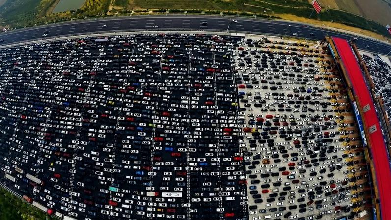 Estas imagens de satélite do mega-engarrafamento na China farão você nunca mais reclamar do trânsito: um gargalo infernal de 50 faixas.