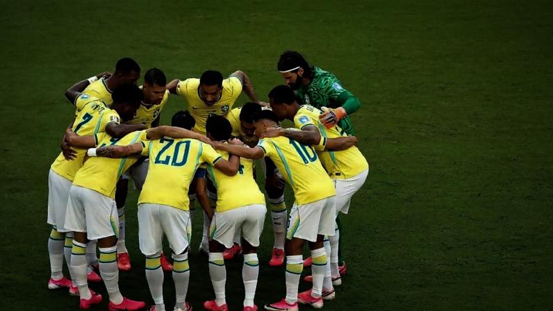 Seleção brasileira durante jogo contra a Escócia na fase de grupos