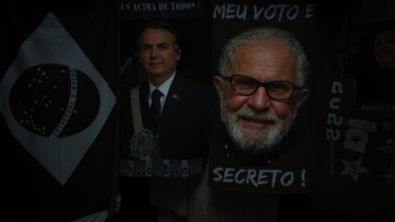 Comércio popular de produtos de campanha política em prol de Luiz Inácio Lulada Silva (PT) e Jair Bolsonaro (PL), em São Paulo (SP)