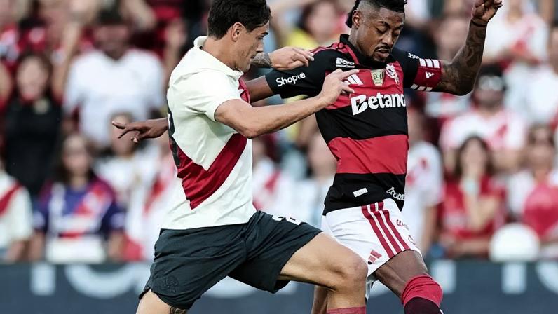 Bruno Henrique celebra gol diante do River Plate em amistoso –