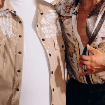 The Rock canta com Péricles e ganha camisa da seleção brasileira