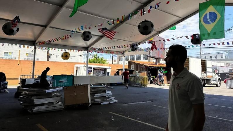 Kalani Mumbarak na garagem do Boi no Brasa durante preparativos para o jogo da Copa