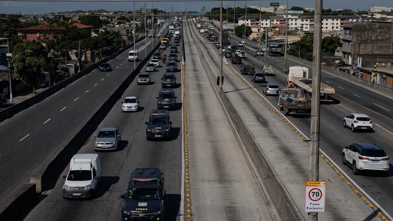 Comboio da Força Nacional trafega pela avenida Brasil, no Rio de Janeiro, em 2023