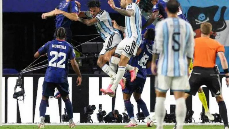 Argentina sua sangue. Mas elimina Cabo Verde em jogo histórico.