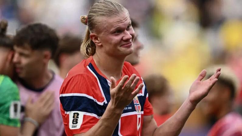 O atacante Erling Haaland, algoz do Brasil, celebra a classificação da Noruega para as quartas de final.