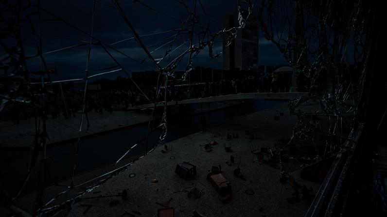 Janela do Palácio do Planalto quebrada após depredação de bolsonaristas no 8/1
