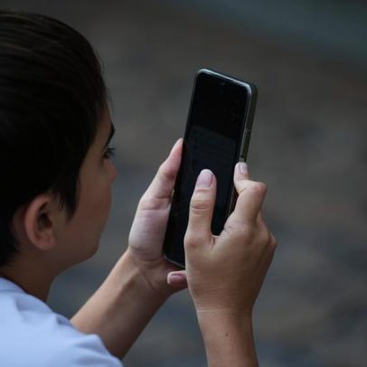 Deputada de SP propõe regras para vetar celulares em escolas