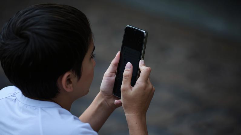Aluno utiliza celular em escola municipal de São Paulo, antes da restrição