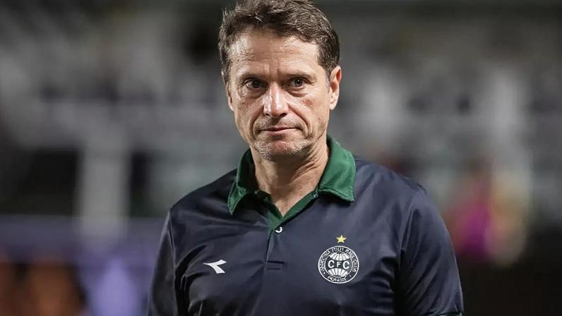 Seabra em treino do Coritiba; técnico quer vir para o Vasco –