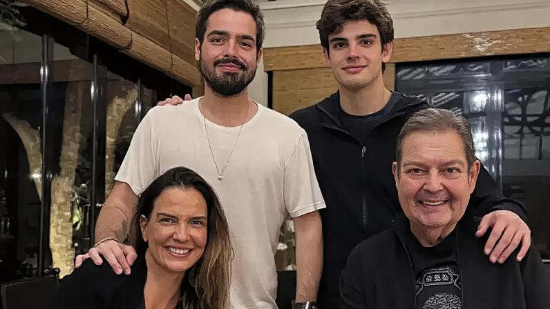 Faustão em foto de novembro de 2025 ao lado da mulher, Luciana Cardoso, e de seus filhos, Rodrigo e João Silva; ele também é pai de Lara, ausente na foto.