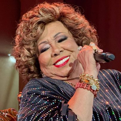 Alcione cai durante show em São Luís após desequilíbrio