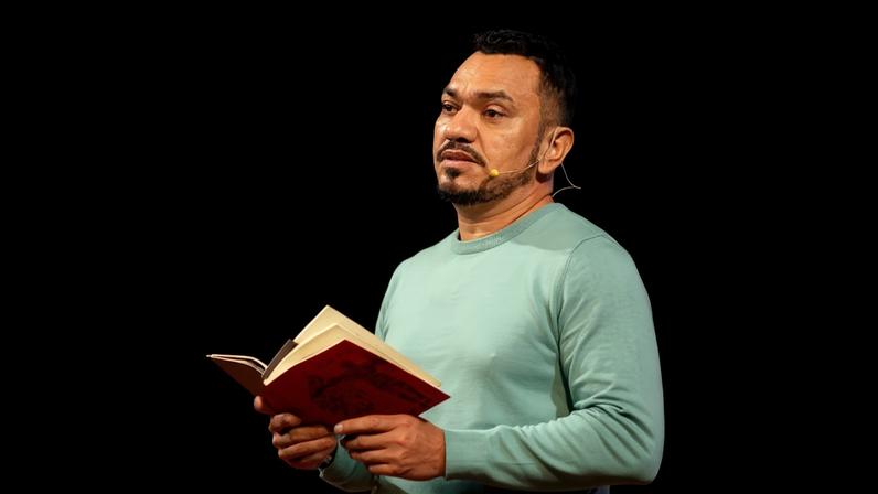 O escritor paraense Airton Souza lê uma de suas obras no palco do TEDxAmazônia, em Belém