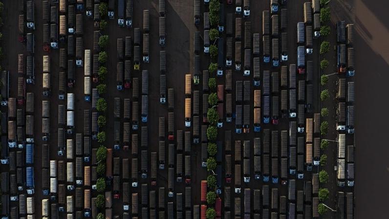 Caminhões carregados de soja estacionam em posto de gasolina no entroncamento da BR-163 com a rodovia Transamazônica, próximo a Miritituba, no Pará