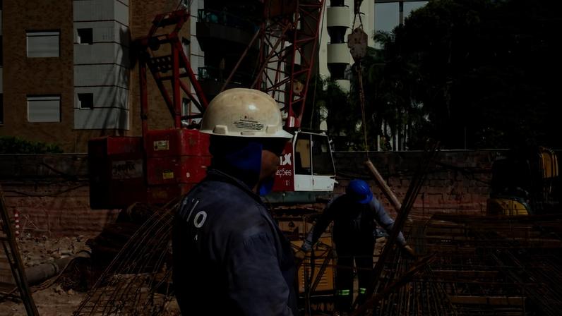 Trabalhadores da construção civil em obra na zona sul de São Paulo