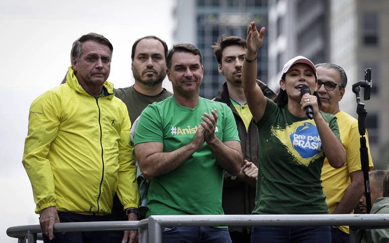 Jair Bolsonaro, Carlos Bolsonaro, Flávio Bolsonaro, Jair Renan, Michelle Bolsonaro e o pastor Silas Malafaia em ato a favor da anistia para os golpistas de 8 de Janeiro em abril de 2025