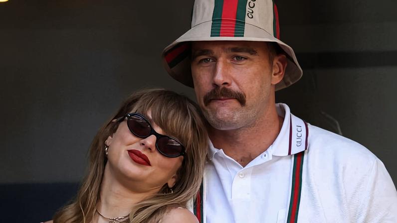À esquerda, a cantora Taylor Swift, ao lado do jogador de futebol americano Travis Kelce