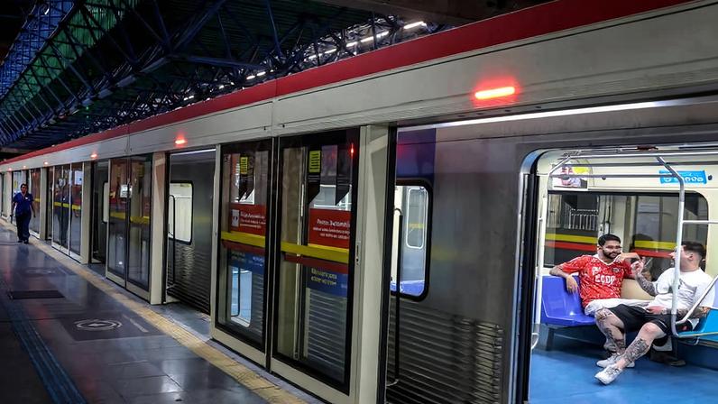 Movimentação na estação Palmeiras-Barra Funda, na linha Vermelha do Metrô de São Paulo, em teste da operação 24h aos finais de semana