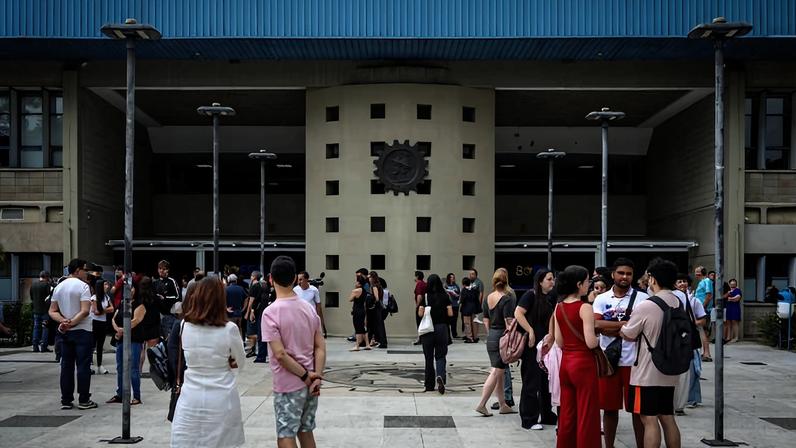 Chegada de candidatos para a primeira fase da Fuvest 2025 na Cidade Universitária, na zona oeste de São Paulo