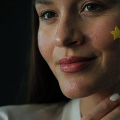 Geração Z revoluciona cuidados com acne com adesivos secativos
