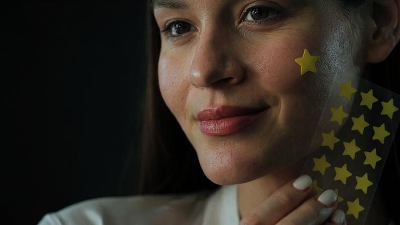 Geração Z revoluciona cuidados com acne com adesivos secativos