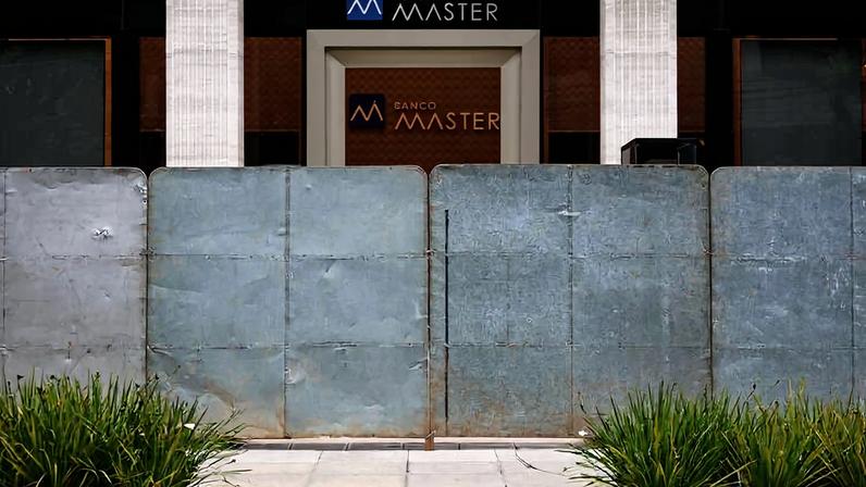 Sede do Banco Master, em São Paulo, coberta por tapumes, em janeiro deste ano