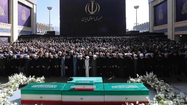 Foto divulgada pelo gabinete do guia supremo do Irã mostra as principais autoridades iranianas participando das orações fúnebres diante dos caixões do aiatolá Ali Khamenei e de membros de sua família, na Grande Mosalla. Teerã, 5 de julho de 2026