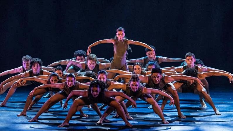 São Paulo Companhia Jovem de Dança no palco