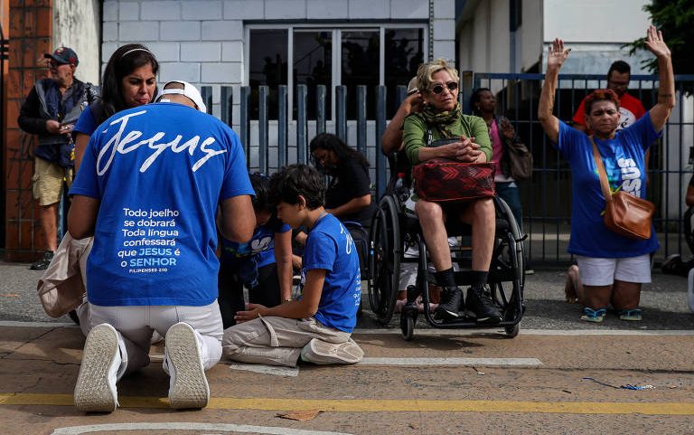 Fiéis oram durante a Marcha para Jesus, na região central de São Paulo