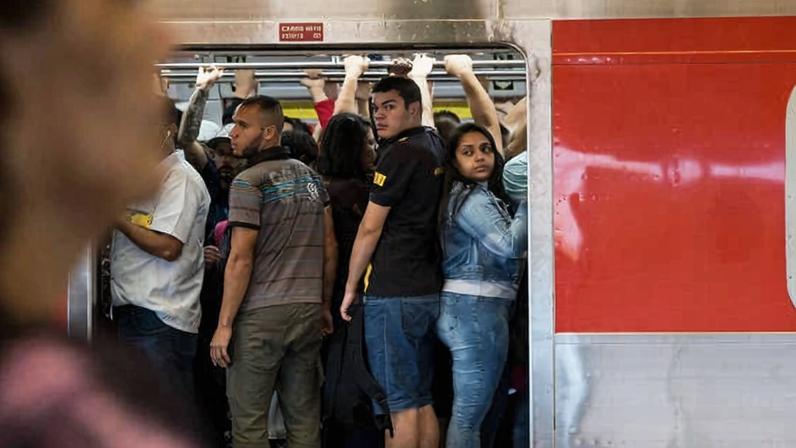 Passageiros na estação Itaquera da CPTM, em São Paulo