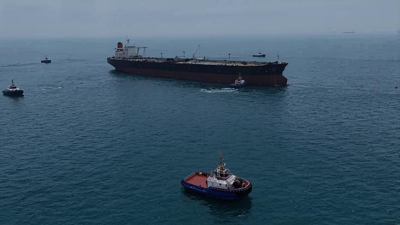 O cargueiro de petróleo Helga ancorado a uma plataforma de petróleo iraquiana, próxima à cidade de Basra, em 24 de abril de 2026