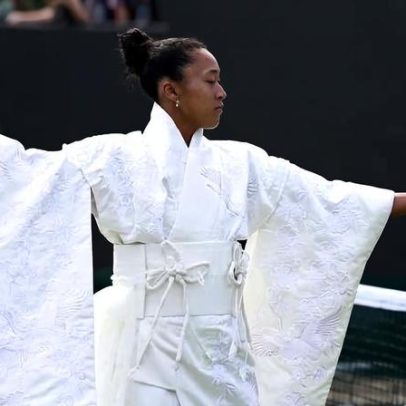 Naomi Osaka vira ícone de moda ao desfilar looks assinados nas quadras