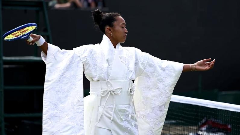 Naomi Osaka com look de estilista japonesa ao entrar na quadra em Wimbledon - Henry Nicholls - 29.jun.26 / AFP