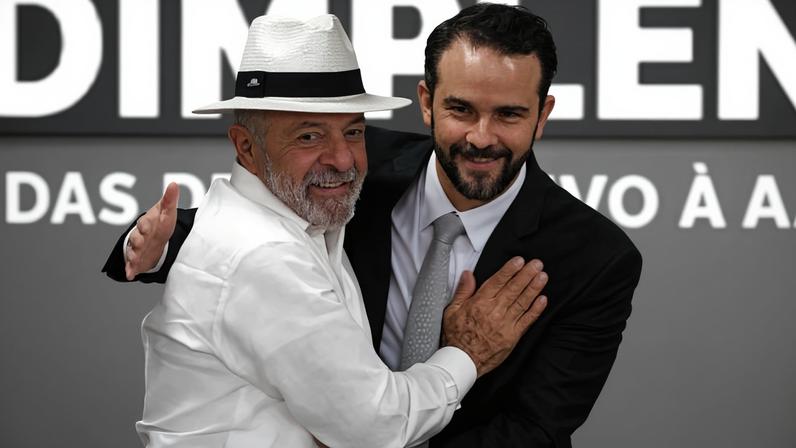 O presidente Luiz Inácio Lula da Silva (PT) e o ministro da Fazenda, Dario Durigan, no Palácio do Planalt