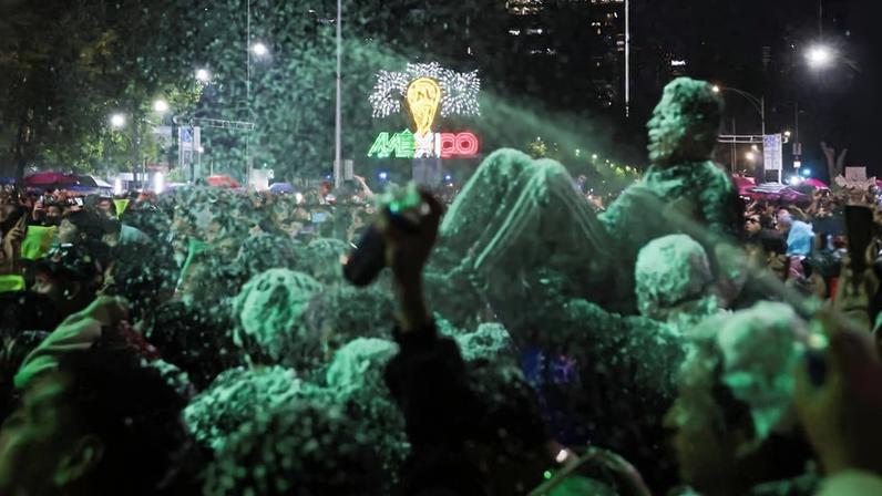 Mexicanos celebram vitória da seleção tricolor na capital do país contra o Equador, na fase de 32 da Copa do Mundo