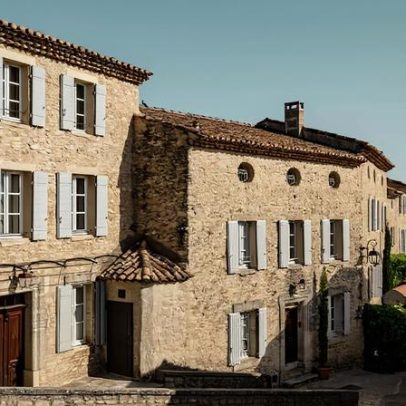 Hotel encravado em vale francês se espalha por ruelas e casas históricas