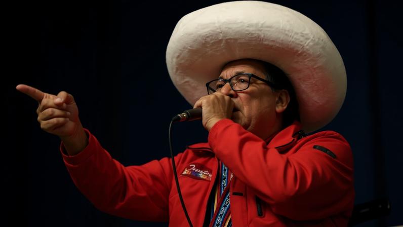 O candidato presidencial do Peru, Roberto Sánchez, discursa para seus apoiadores durante uma marcha de protesto em Lima