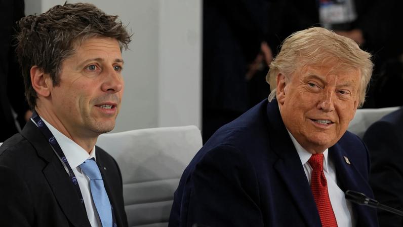 O presidente dos EUA, Donald Trump (centro), e o CEO da OpenAI, Sam Altman (esquerda), reagem durante um almoço de trabalho reunindo membros do G7, países parceiros e líderes empresariais do setor de inteligência artificial, como parte da cúpula do G7 em Evian, no leste da França, em 17 de junho de 2026