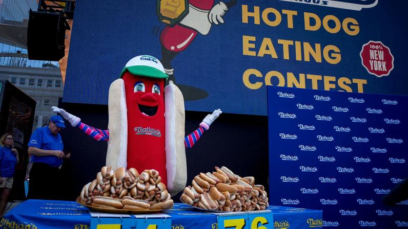 Frankie, o mascote da Nathan's Famous, anima o público na cerimônia oficial de pesagem antes do Concurso Internacional de Comer Cachorro-Quente Nathan's Famous de 4 de Julho em Coney Island, Nova York (EUA), em 3 de julho de 2025