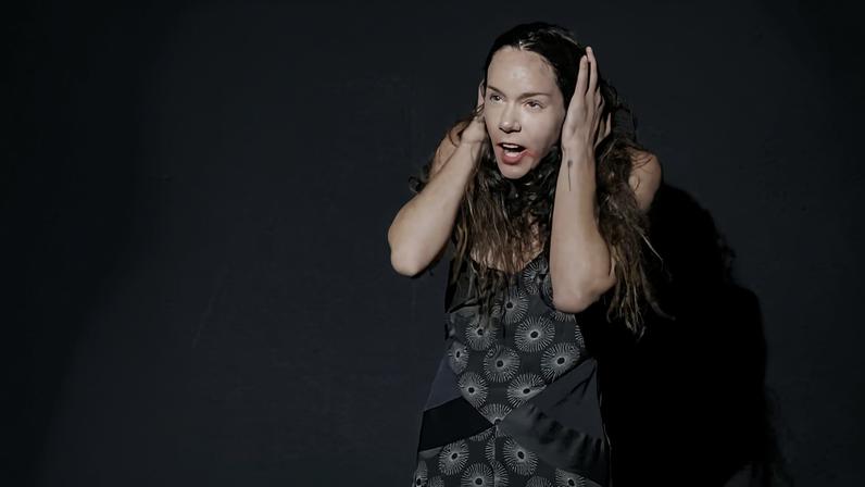 A atriz Julia Setubal na peça "Nunca se tem tanta força como quando não se tem força nenhuma"