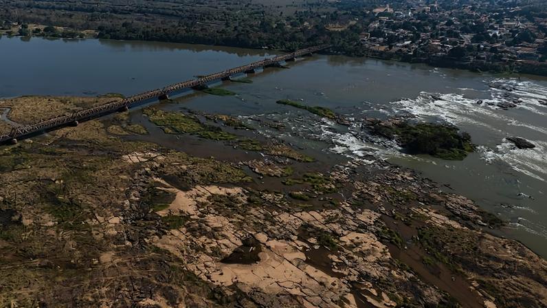 Imagens feitas por Drone mostram margem seca do Rio São Francisco na Ponte metalica Marechal Hermes, da cidade de Pirapora, interior de Minas Gerais.
