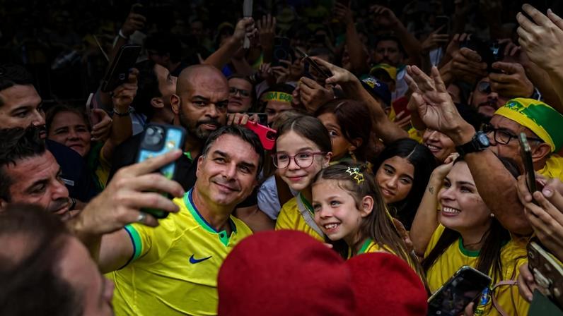 Flávio Bolsonaro participa de ato contra Lula e ministros do STF
