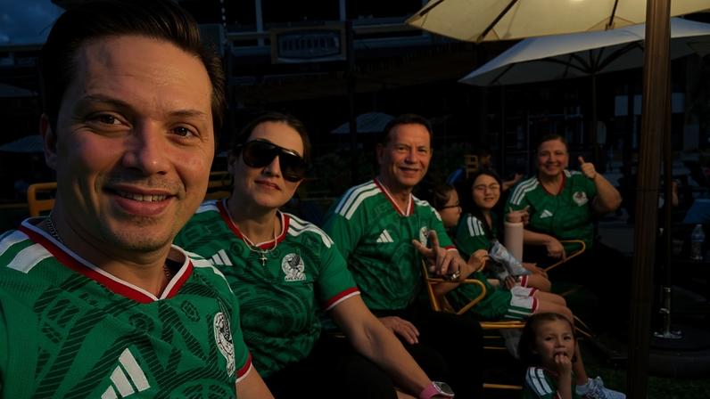 Sergio Enrique Alvarado Montalvo, de 45 anos, com sua família em uma festa para assistir ao jogo em Dallas, no Texas