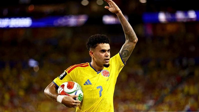 O atacante colombiano Luis Díaz pede apoio da torcida durante jogo contra Portugal na Copa do Mundo